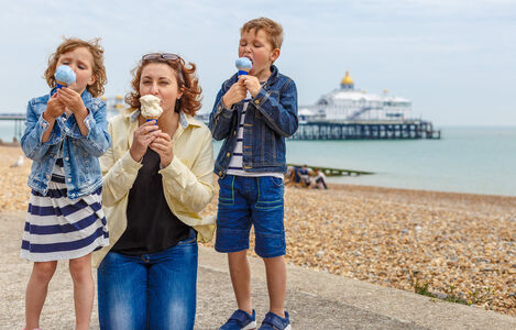 Family,Eating,Ice,Cream,In,Eastbourne,,Uk